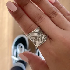 Anillo hoja curva adaptable plata J-11